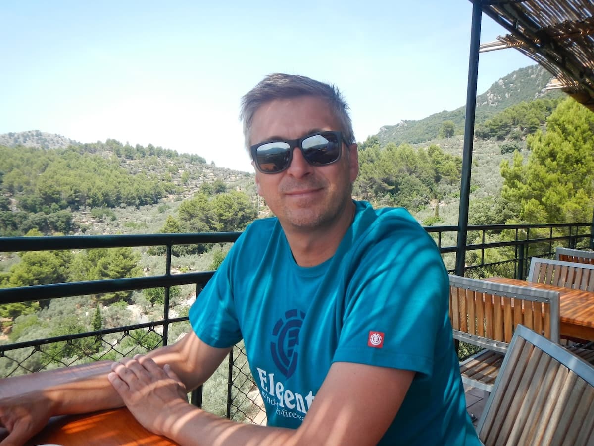 Guido Veth mit Sonnenbrille am Cap Formentor