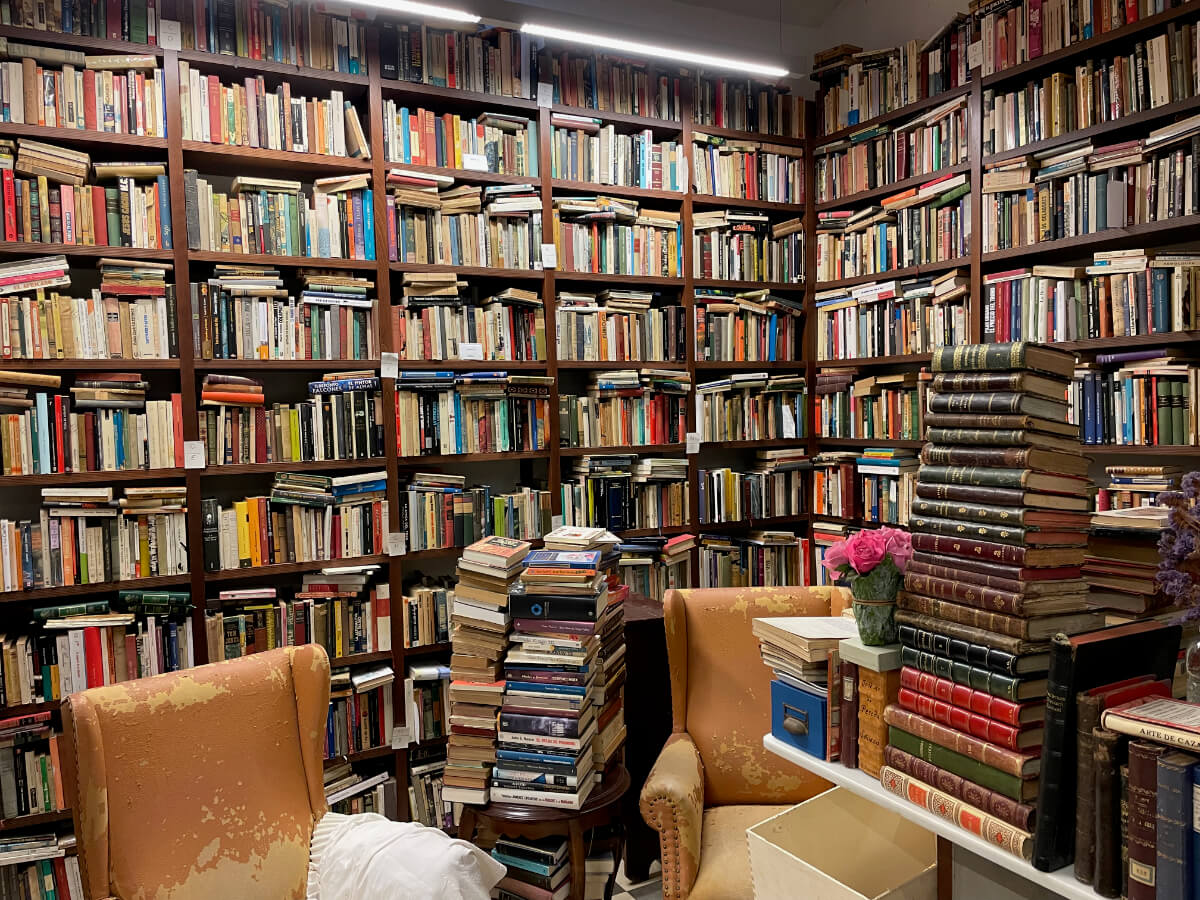 Riesige Bücherwand in der Buchhandlung