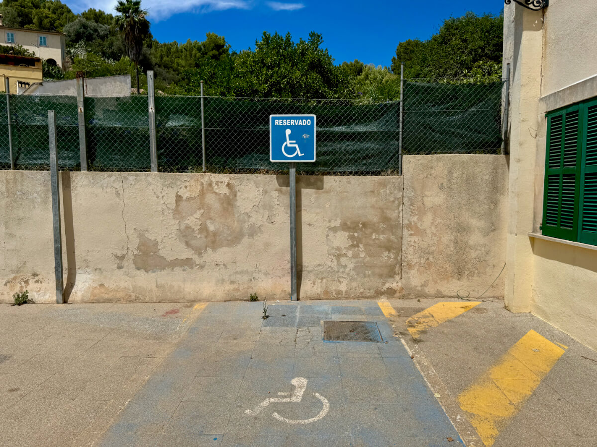 Behindertenparkplatz in Andratx