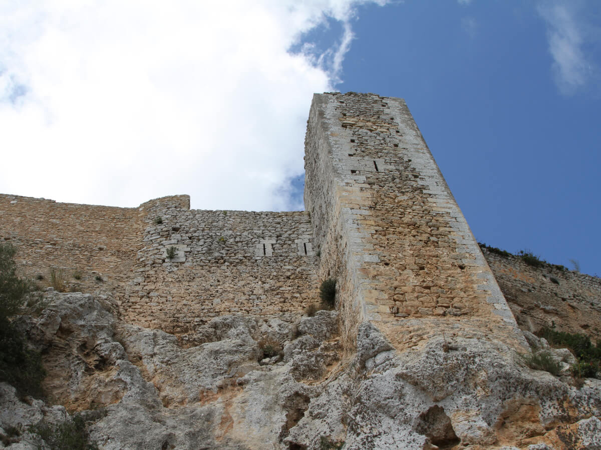 Castell de Santueri von unten betrachtet
