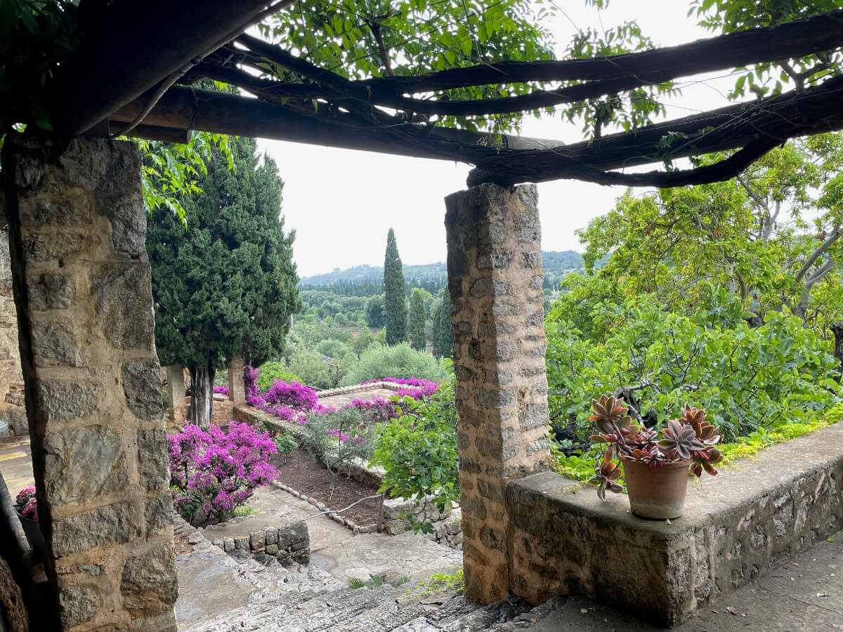 Aussicht von der Terrasse aus auf die Landschaft