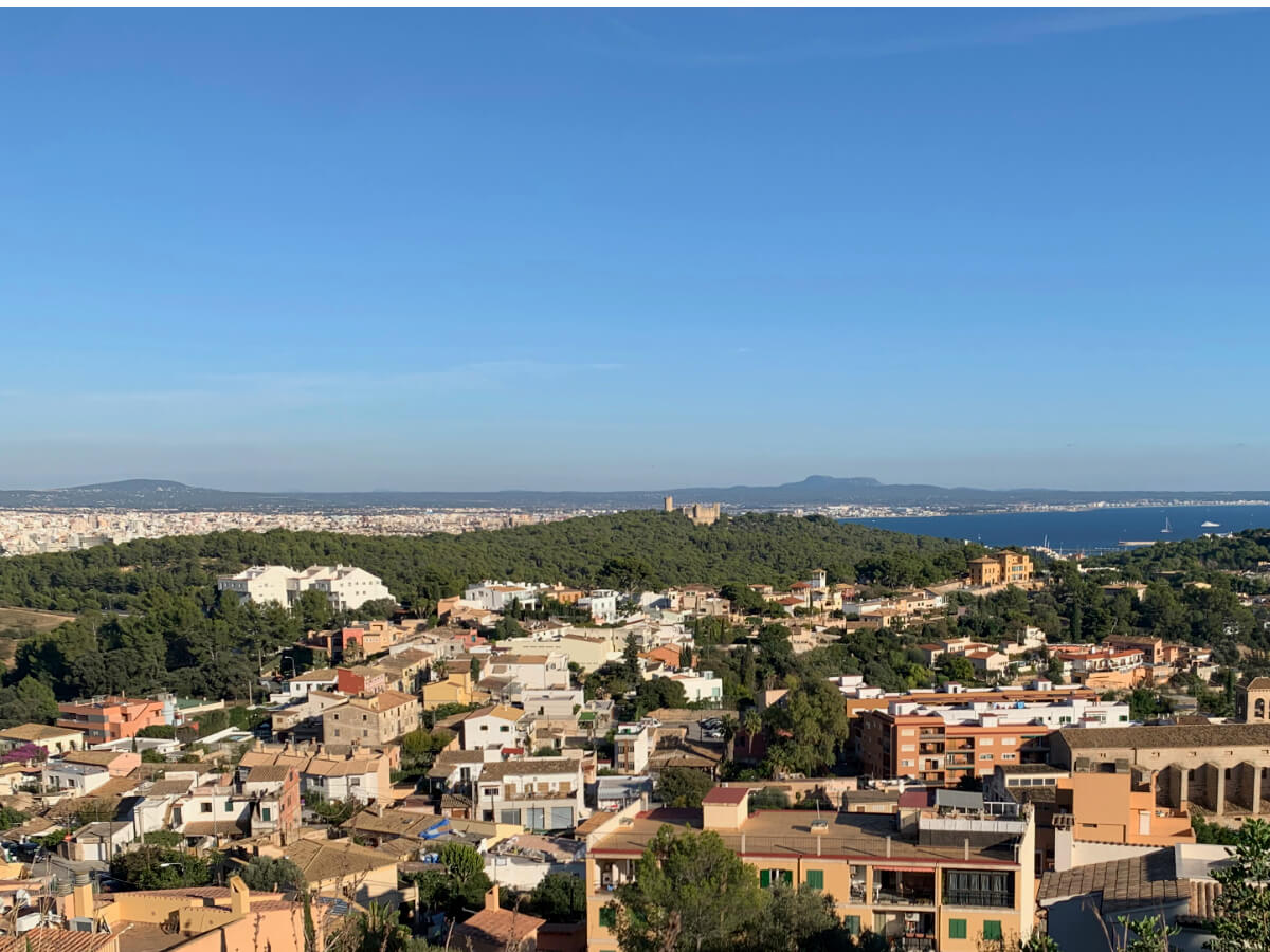 Weitblick über Palma de Mallorca und Blick aufs Castell de Bellver