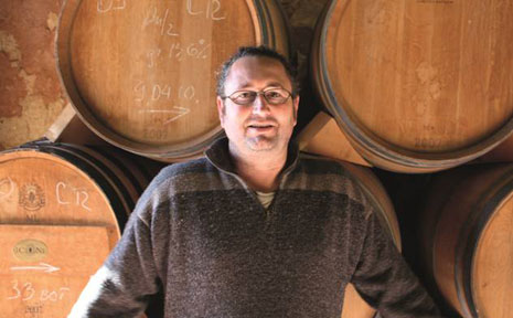 Mitbegründer Pere Obrador i Vidal, der Bodega Ànima Negra vor Weinfässern