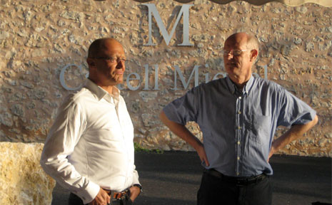Winzer Prof. Dr. Michael Popp und Künstler Tony Cragg auf dem Weingut Castell Miquel