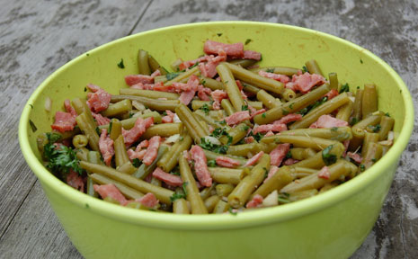 Bohnensalat mit Minze in grüner Schüssel