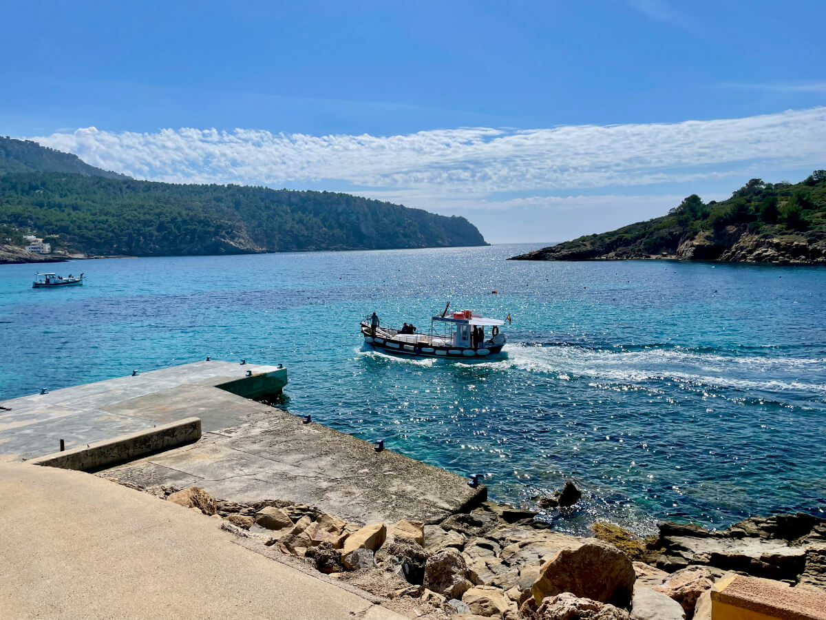 Boot kommt von Sa Dragonera in Sant Elm an