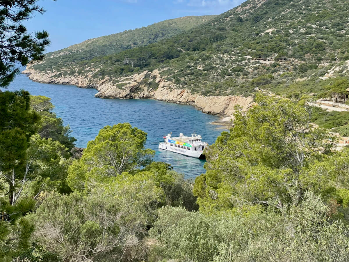 Ausflugsboot liegt in Bucht von Sa Dragonera