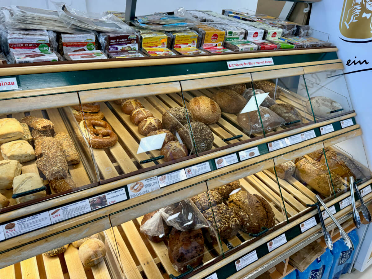Frisches Brot und Brötchen im Supermarkt in Can Pastilla