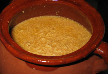 Brotsuppe in einer Greixonera serviert
