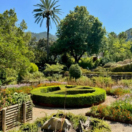 Peace Zeichen im botanischen Garten von Sóller