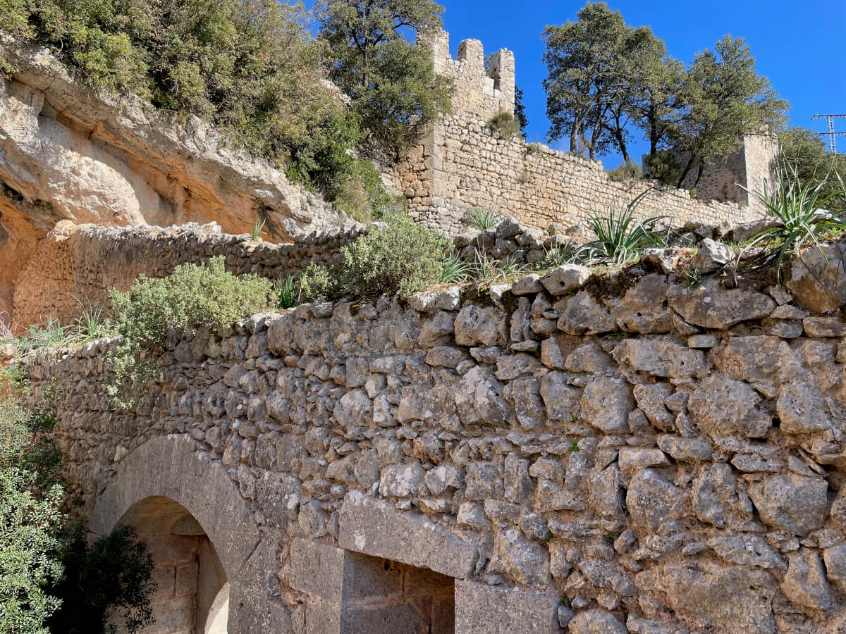 Burgzinnen und Ruine vom Castell de Alaró