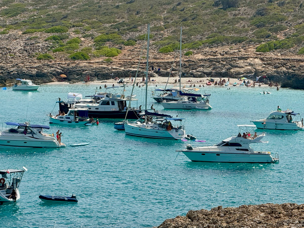 Cala Varques mit Segelbooten in der Bucht