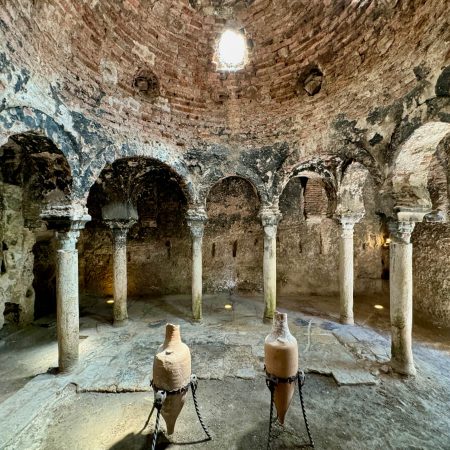 Caldarium mit Vasen in der Mitte