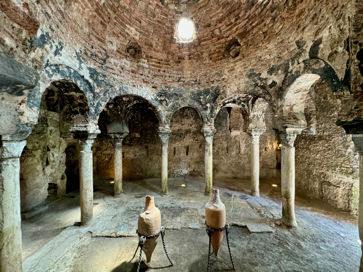 Caldarium mit Vasen in der Mitte