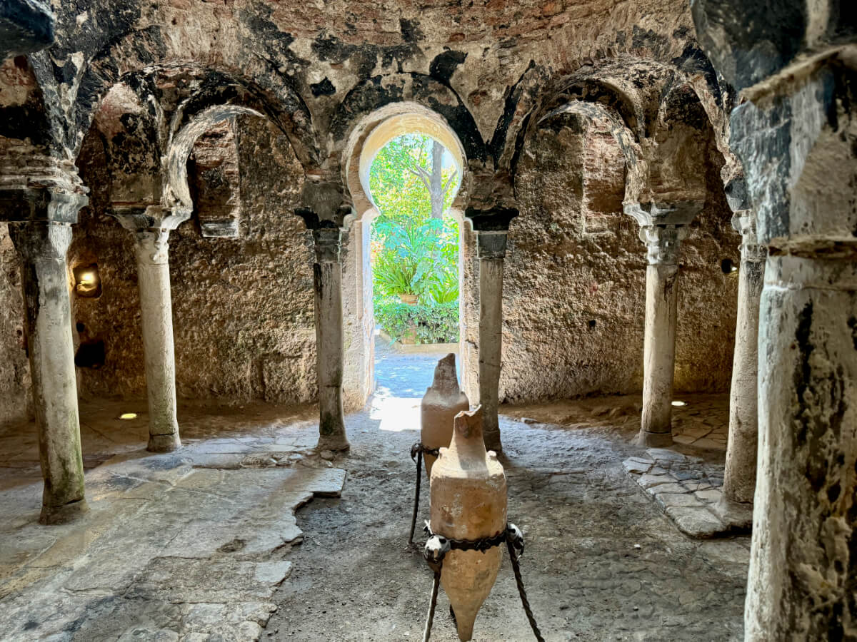 Vasen mit Blick auf Garten im Caldarium