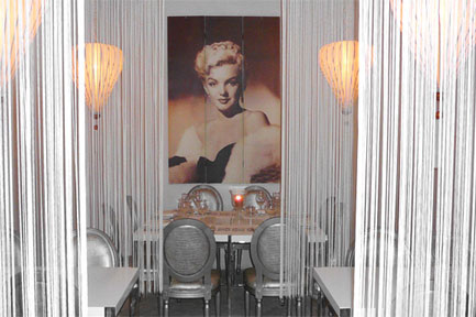 Innenraum von Café Cassa mit großem Bild an der Wand