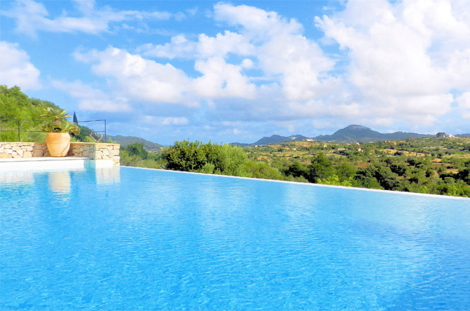 Blick auf Infinty Pool und im Hintergrund Weitblick auf die Berge von Mallorca