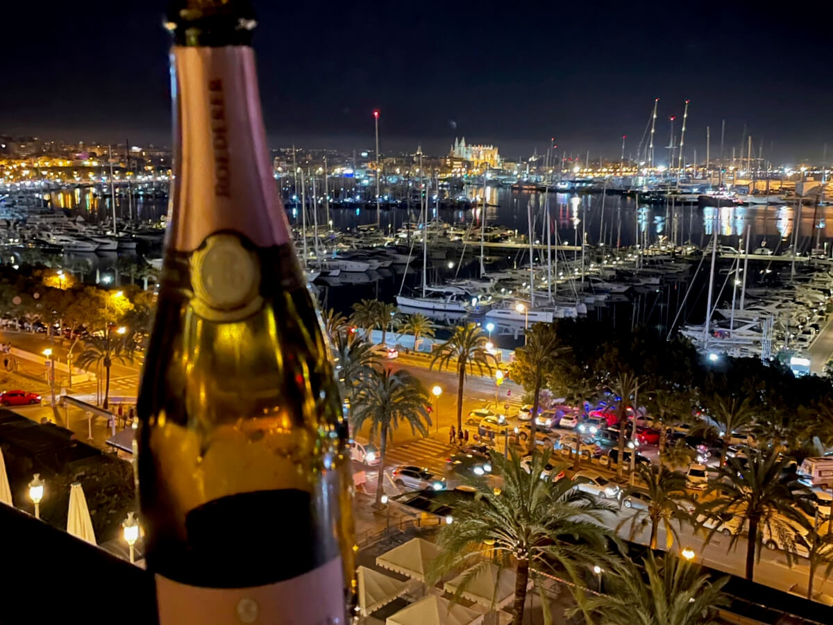 Champagnerflasche und Blick auf die Bahia von Palma de Mallorca