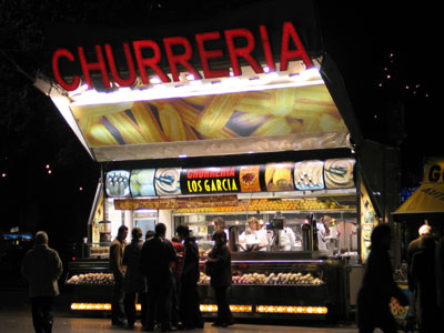 Menschen vor Churreria bei Nacht