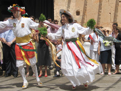 Folklore-Tänzer tanzen auf einem Dorffest auf Mallorca