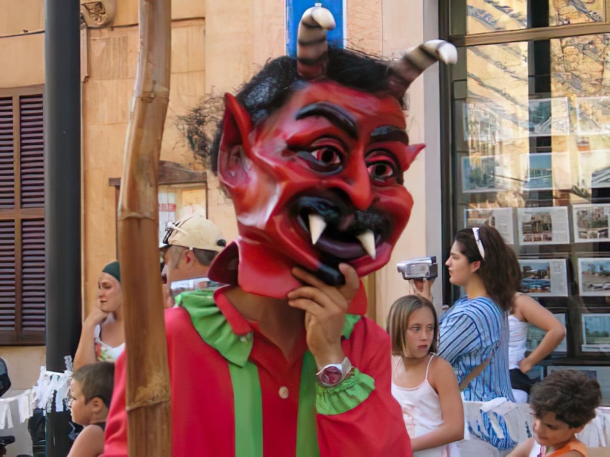 Mann im Dimonis Kostüm mit großer Teufelsmaske