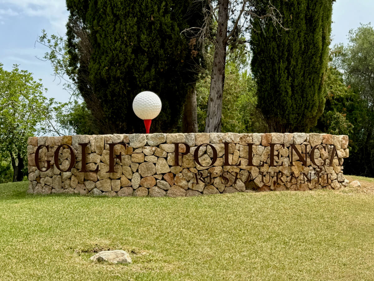 Einfahrt zum Golfplatz von Pollença