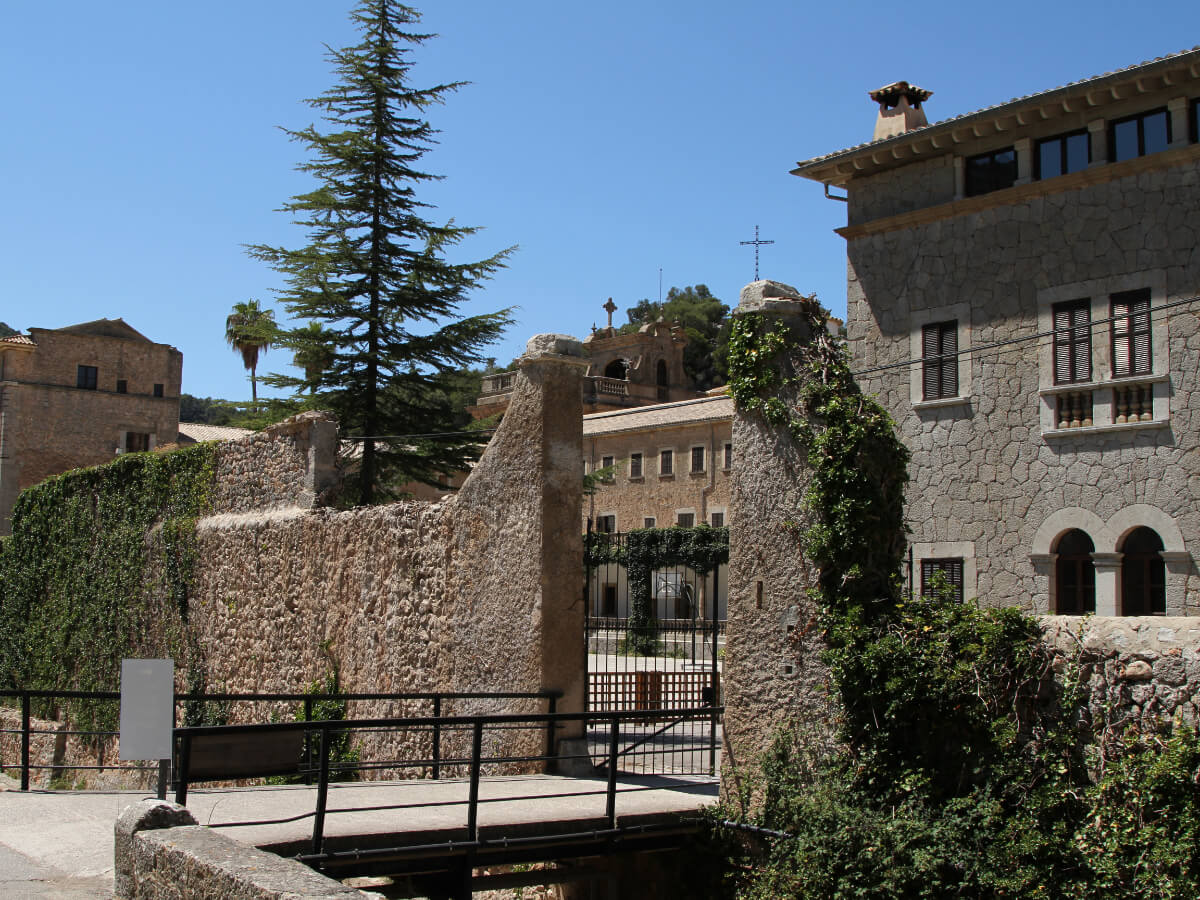 Der Eingang zum Kloster Santuari de Lluc