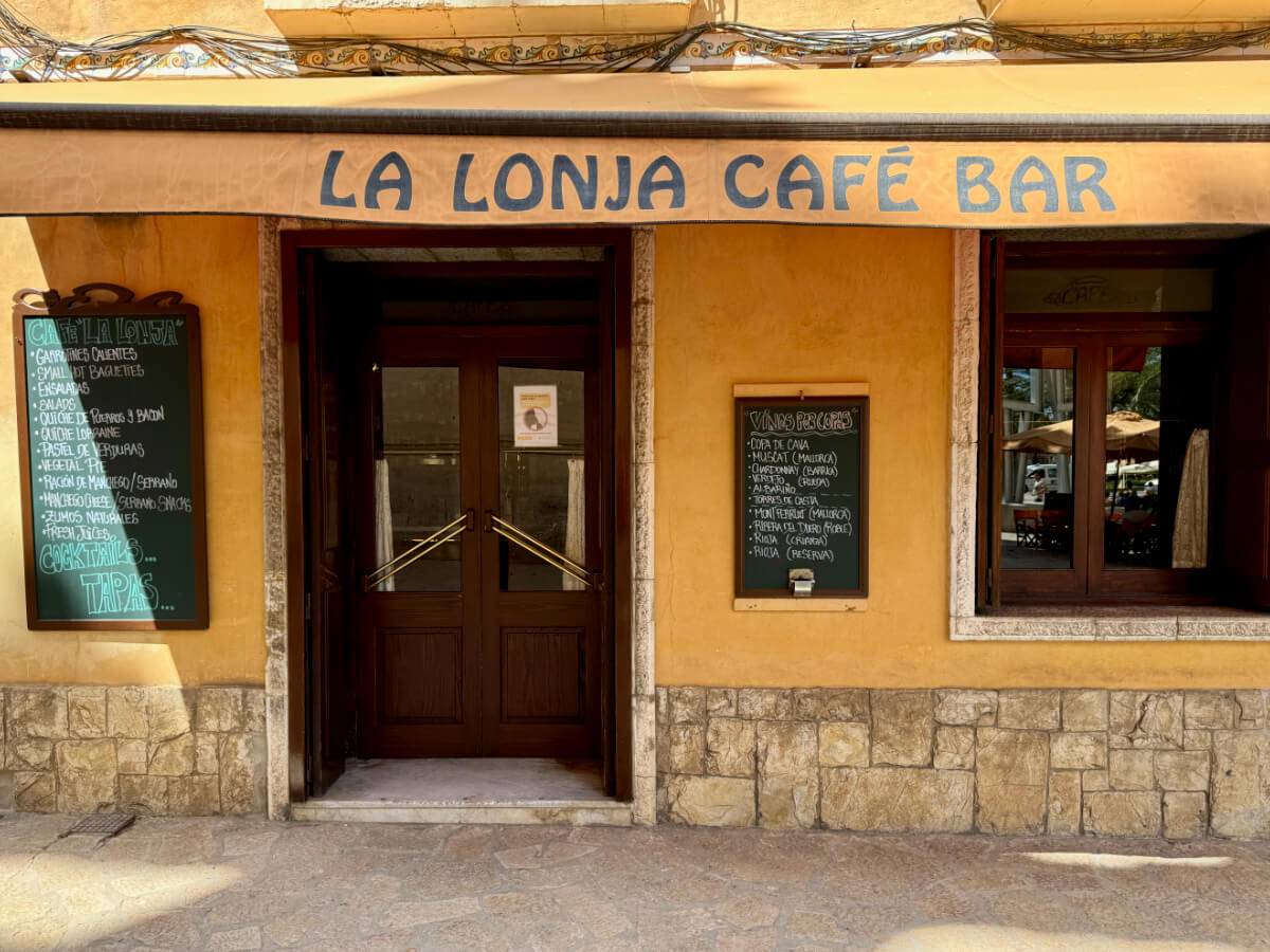 Eingang zum Café La Lonja