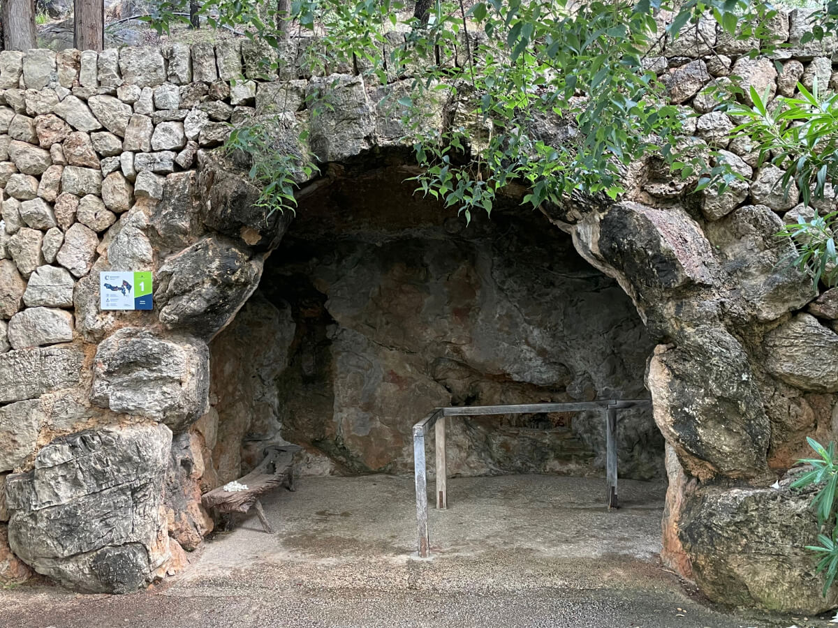 Eingang zur Höhle