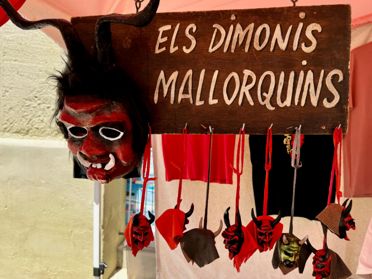 Marktstand mit Els Dimonis Mallorquins