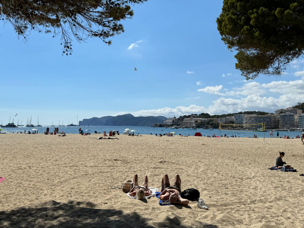 2 Personen liegen entspannt am Hauptstrand von Santa Ponça