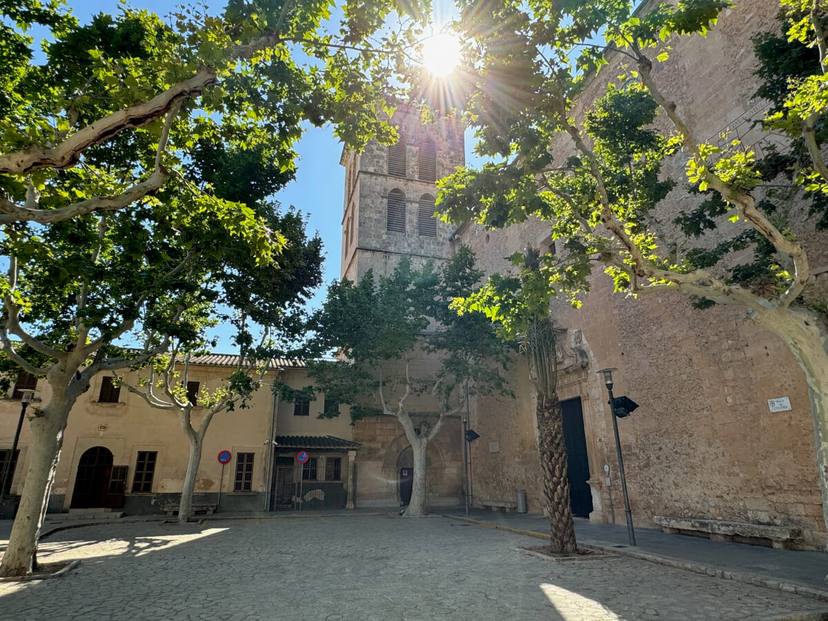 Blick auf die Esglesia de Sant Antoni in Sa Pola