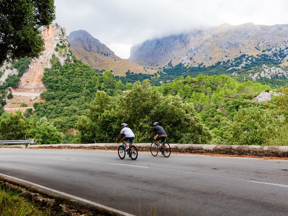 Radfahrer im Landesinneren von Mallorca