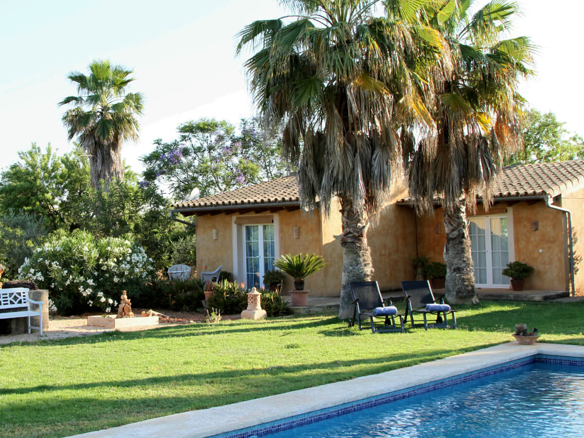 Urlaub auf Finca mit Pool und Palmen
