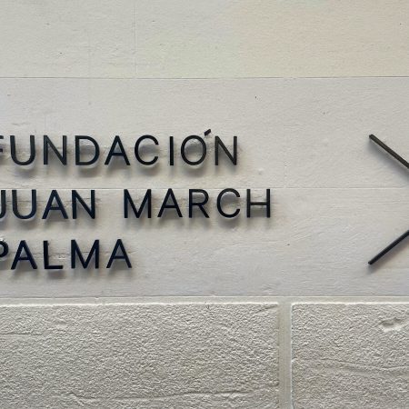Eingangsschild von der Fundación Juan March Palma