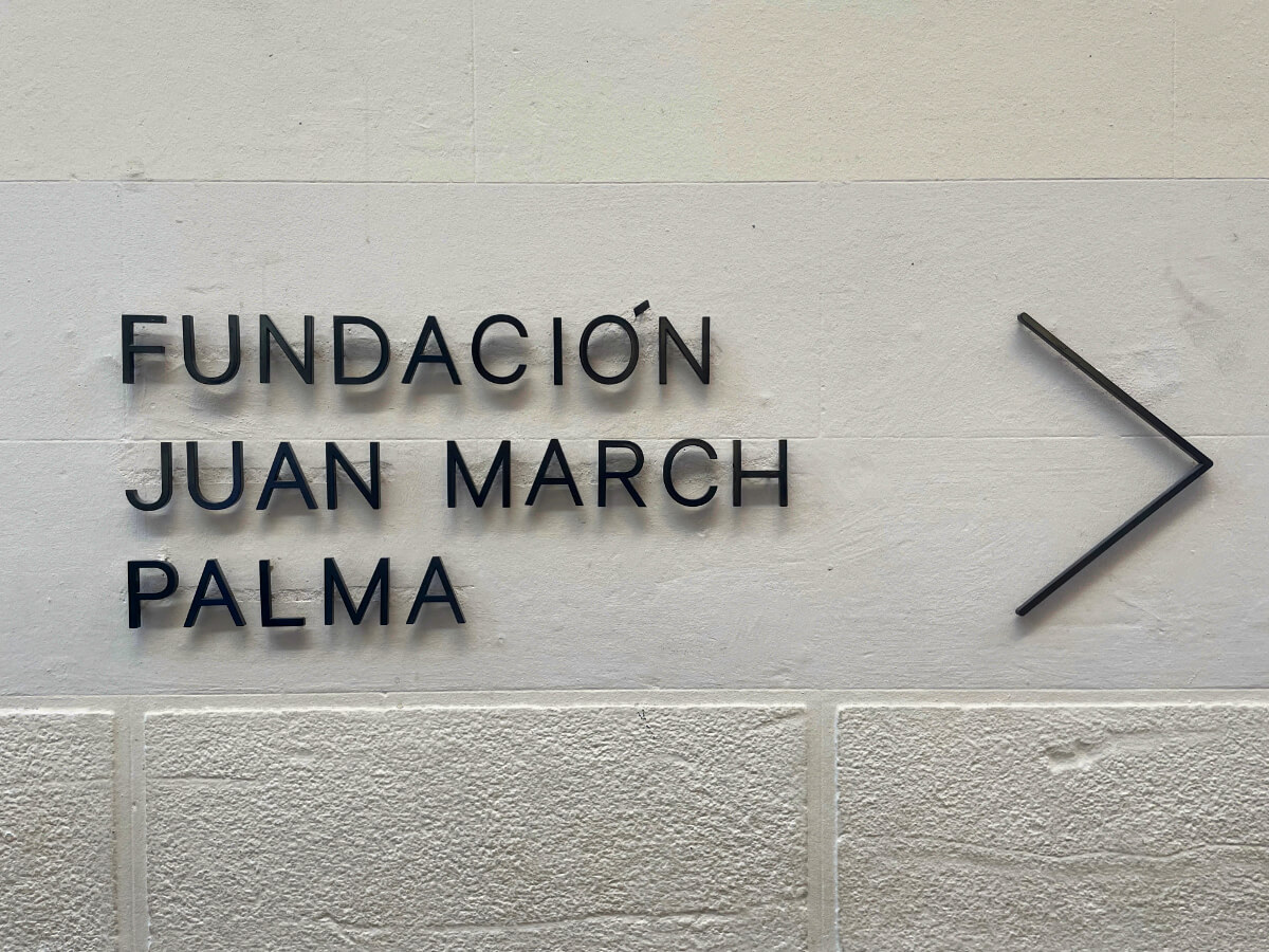 Eingangsschild von der Fundación Juan March Palma