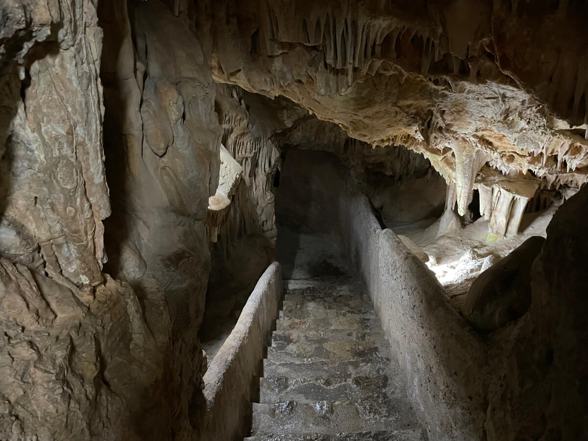 Gang durch die Höhle mit Stalaktiten