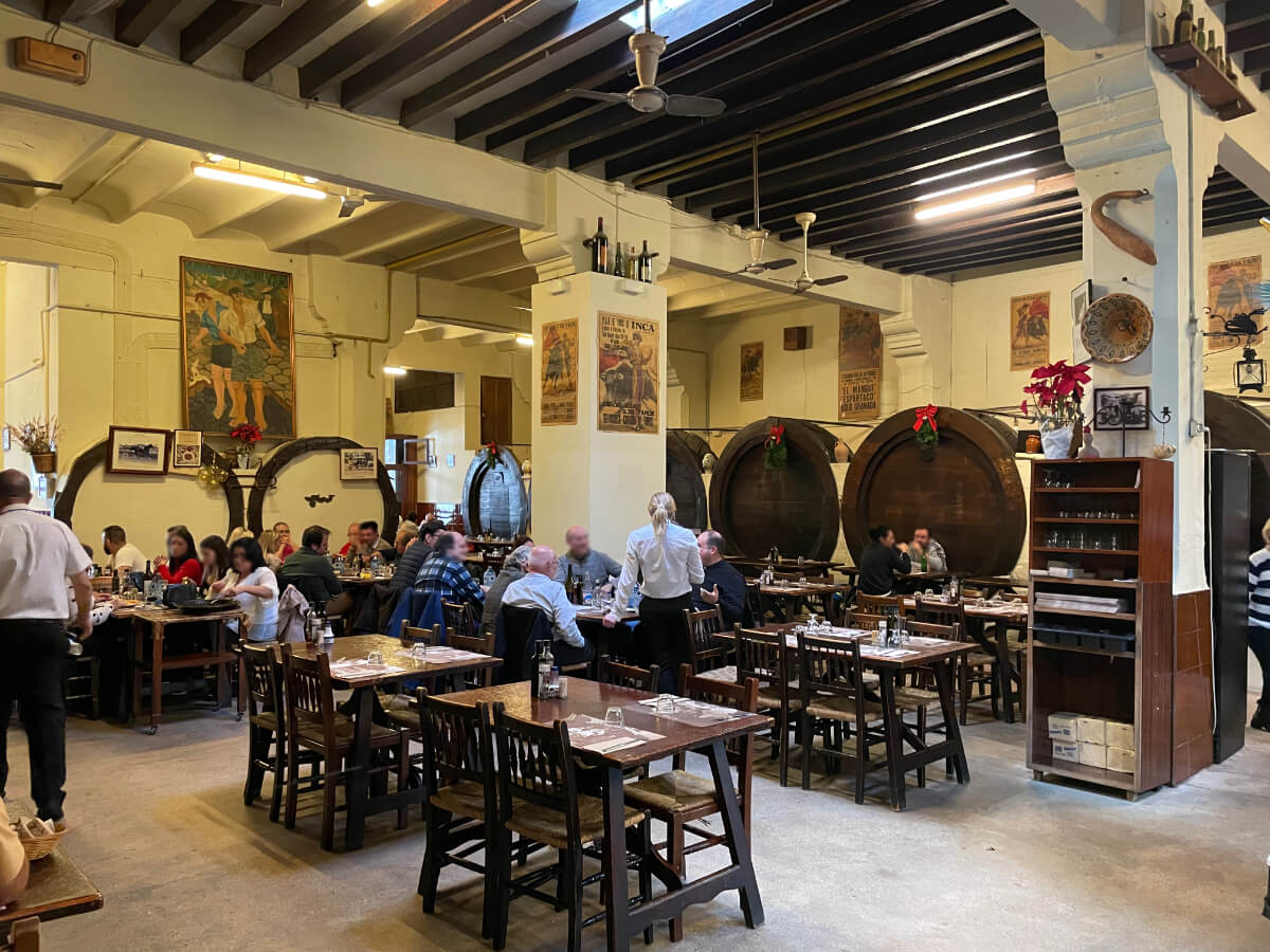 Gastraum mit riesigen Weinfässern im Cellar Sa Premsa
