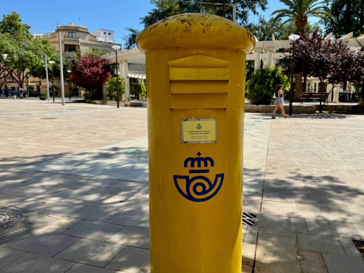 Gelber Briefkasten in Palma