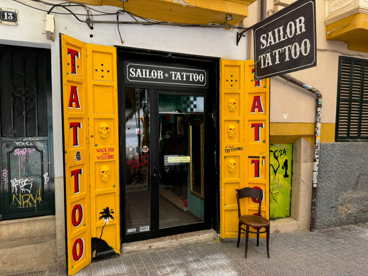 Eingang zum Geschäft Sailor Tattoo in Palma