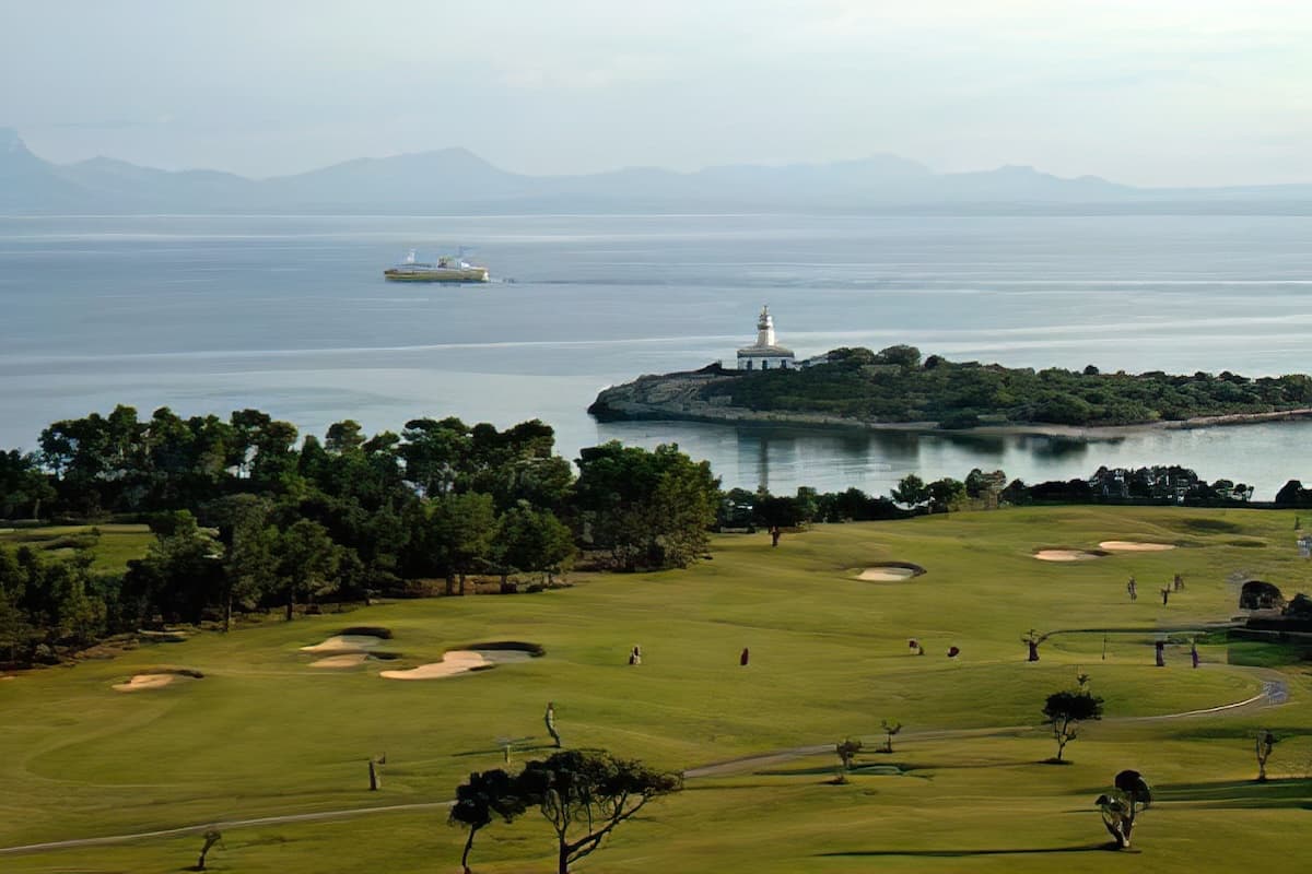 Club de Golf Alcanada mit Leuchtturm im Hintergrund