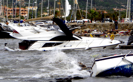 Schiffe im Hafenbecken beschädigt bei Sturm