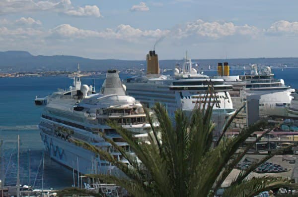 Kreuzfahrtschiffe im Hafen von Palma