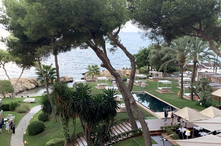 Blick auf Poollandschaft und Meer vom Melia Mar Hotel