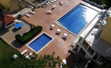 Sicht auf den Pool eines Hotels aus dem fünften Stock
