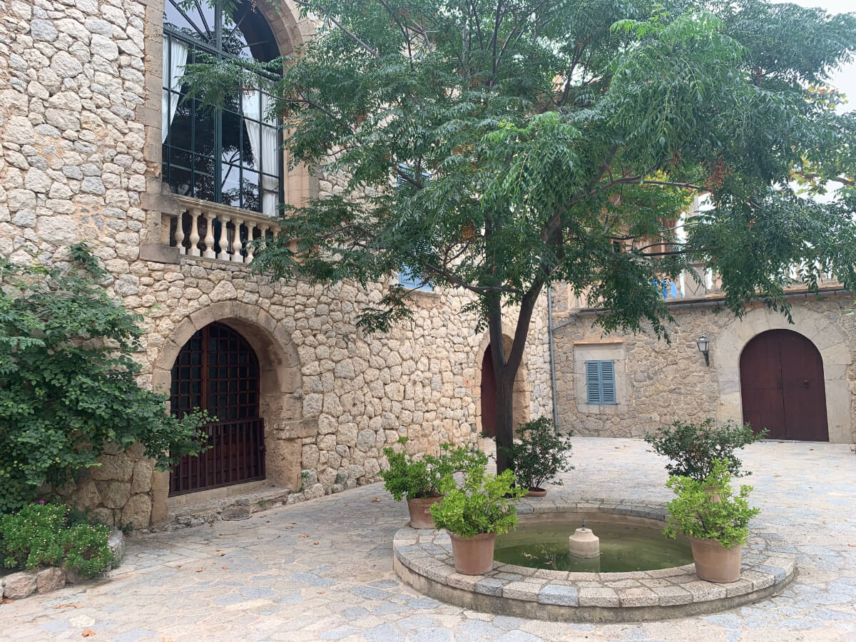 Der Innenhof mit Baum in Son Markig