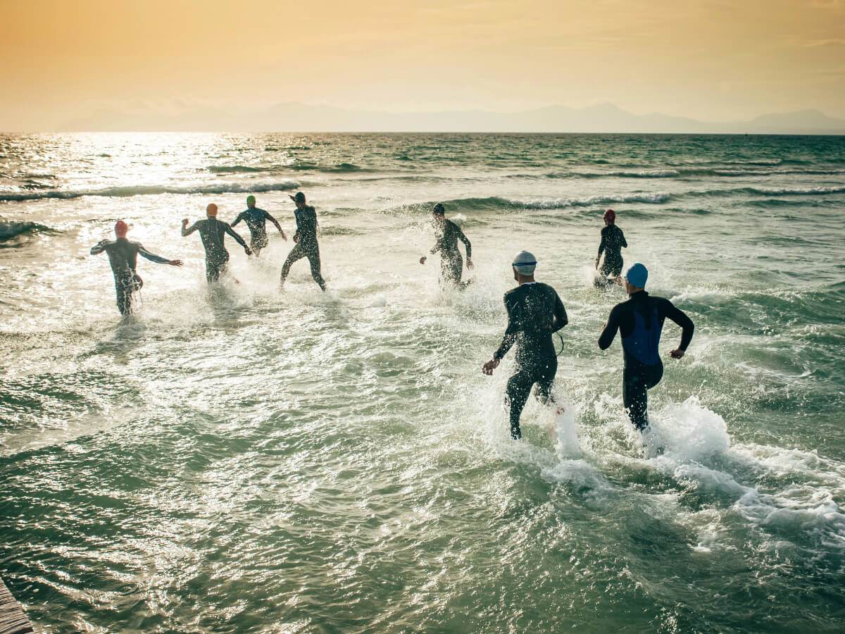 Teilnehmer des Ironmans im Meer schwimmend