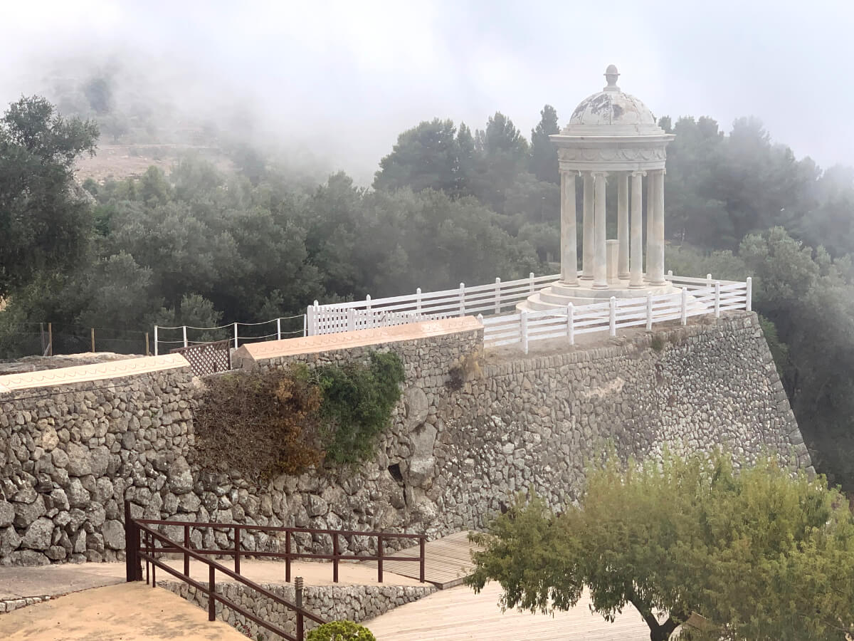 Der Tempel von Son Marroig in Nebel gehüllt