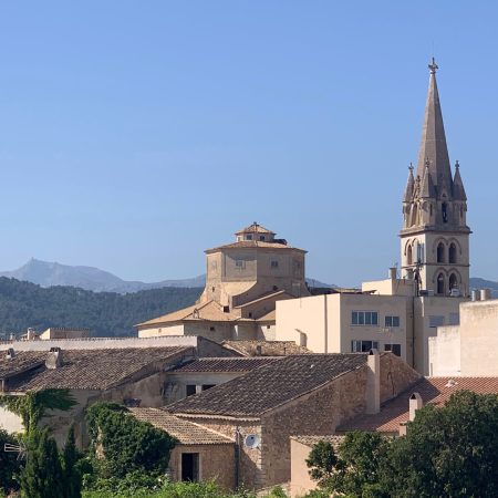 Blick auf die Iglesia de Santa Maria de Robines und das Tramuntana