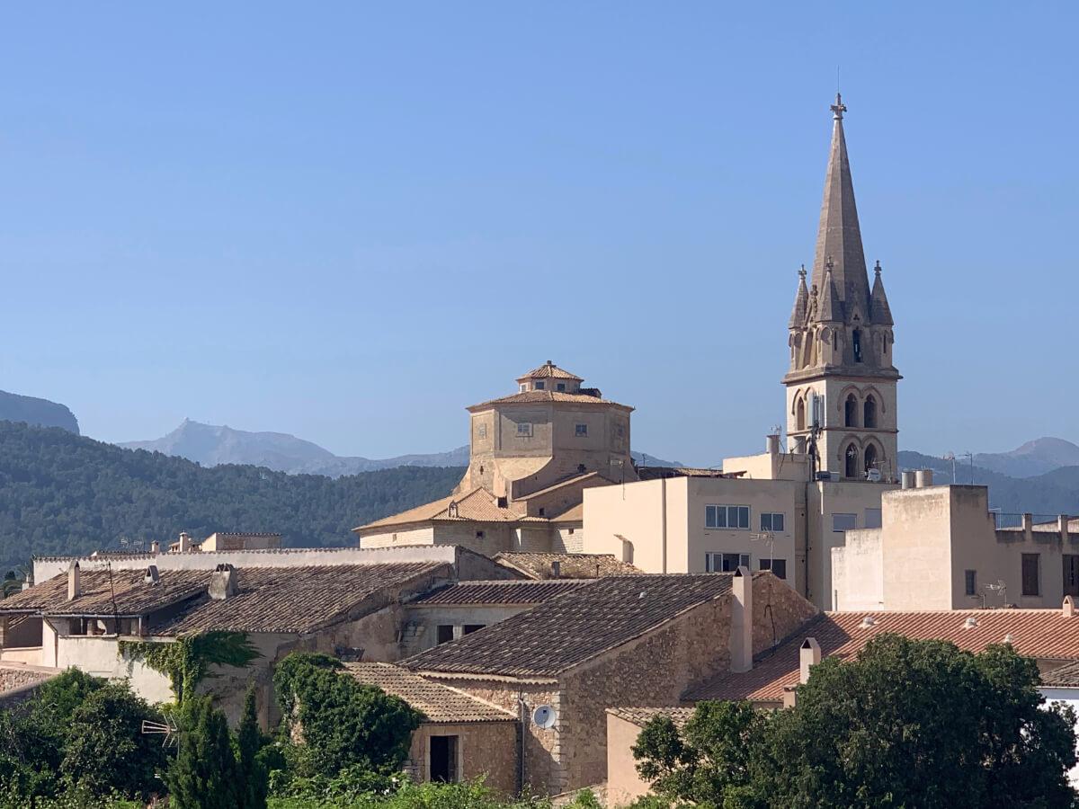 Blick auf die Iglesia de Santa Maria de Robines und das Tramuntana
